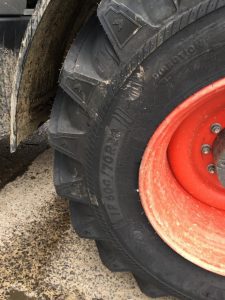 Warum sind die Reifen und Räder vorne und hinten an einem Traktor unterschiedlich groß