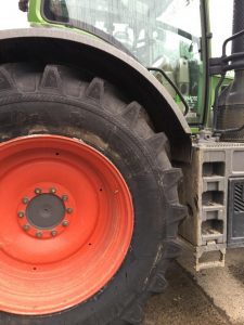 Trois façons de choisir la bonne pression pour les pneus de votre tracteur
